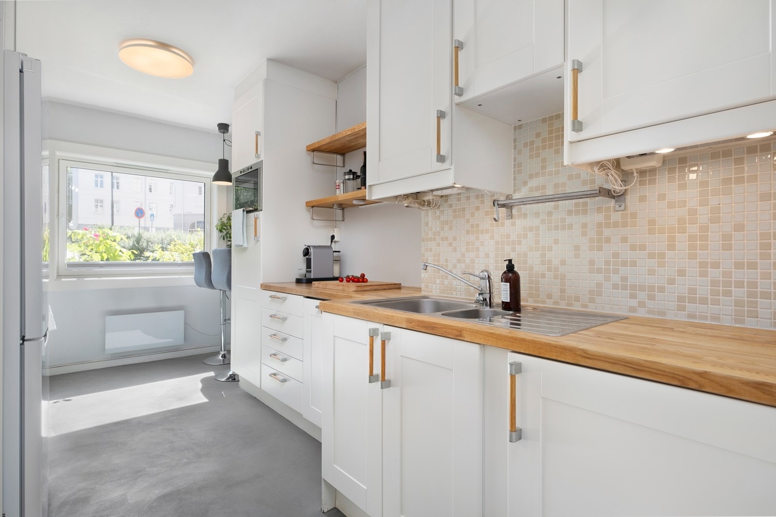 Kjøkkenet ligger praktisk adskilt fra stuen og er på romslige 11m². Selger har installert plissegardiner på samtlige vinduer. Galleribilde