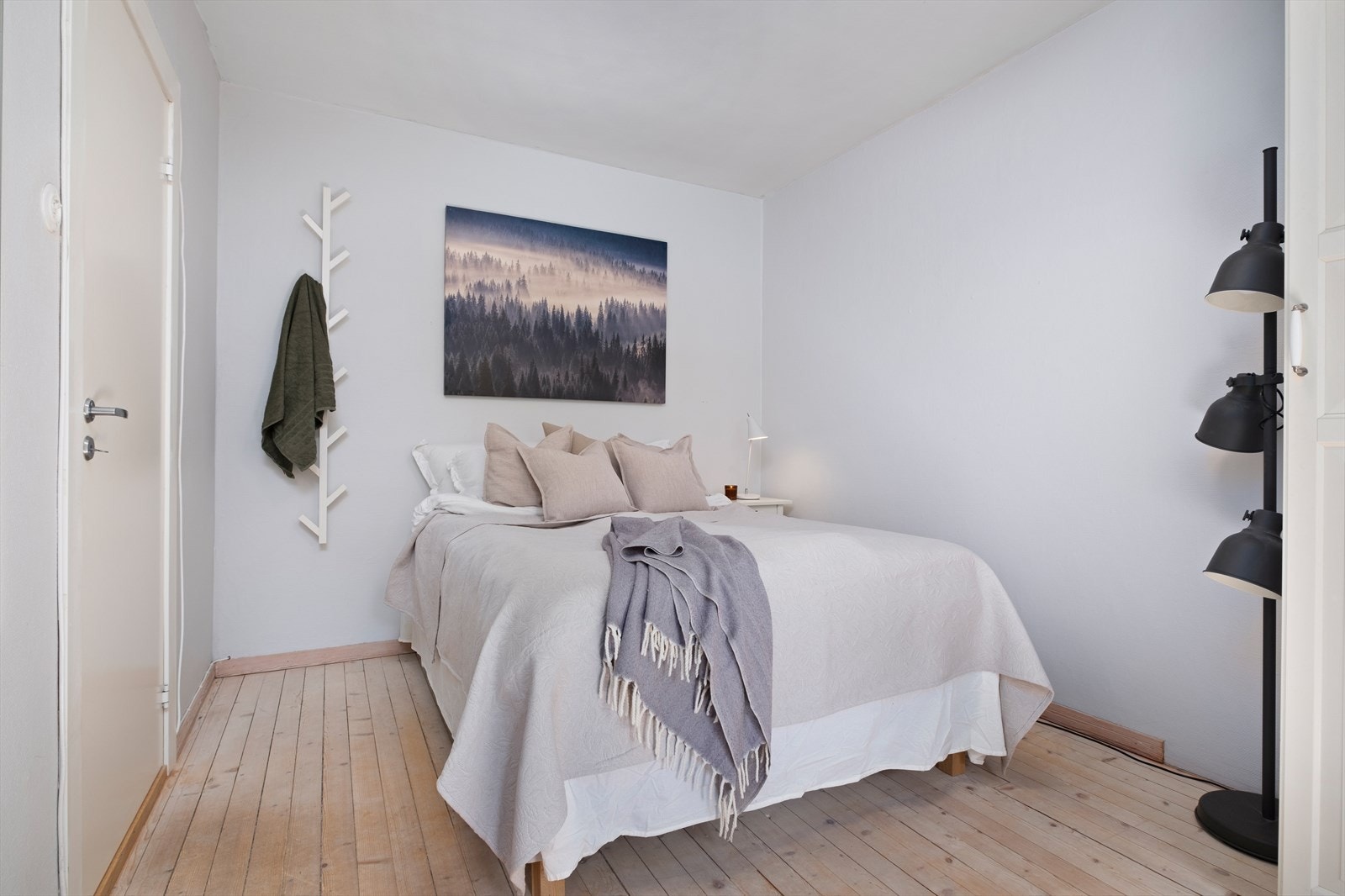 Soverommet er praktisk utformet og byr på rikelig med muligheter for oppbevaring i romslige garderobeskap. Galleribilde