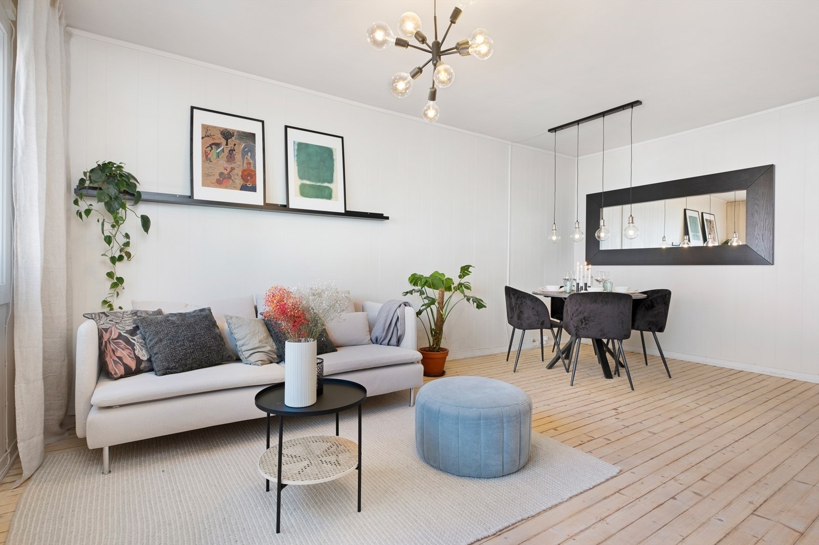 Stuen strekker seg over 22,2m² og har flott originalt tregulv. Galleribilde