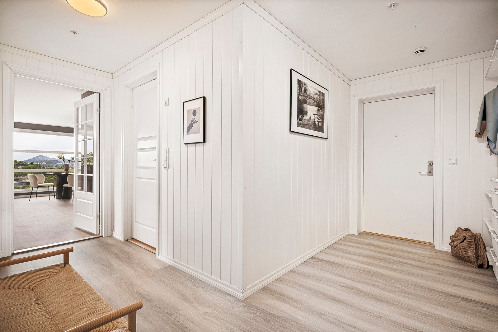 Ved entréen er det direkte tilknytning til innvendig bod på 3,6 kvm Galleribilde