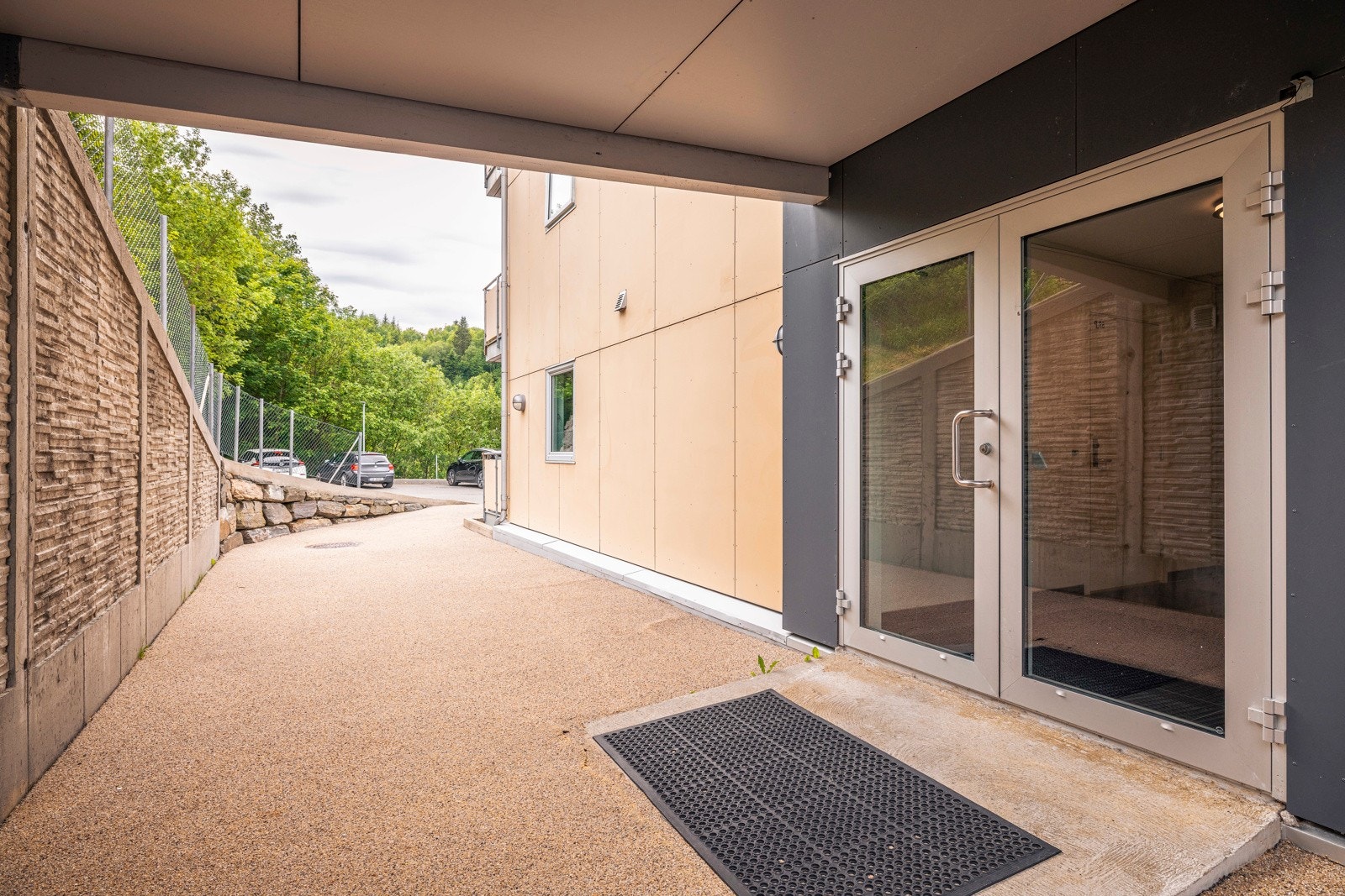 Leiligheten har enkel og trappefri adkomst fra baksiden av bygningen Galleribilde