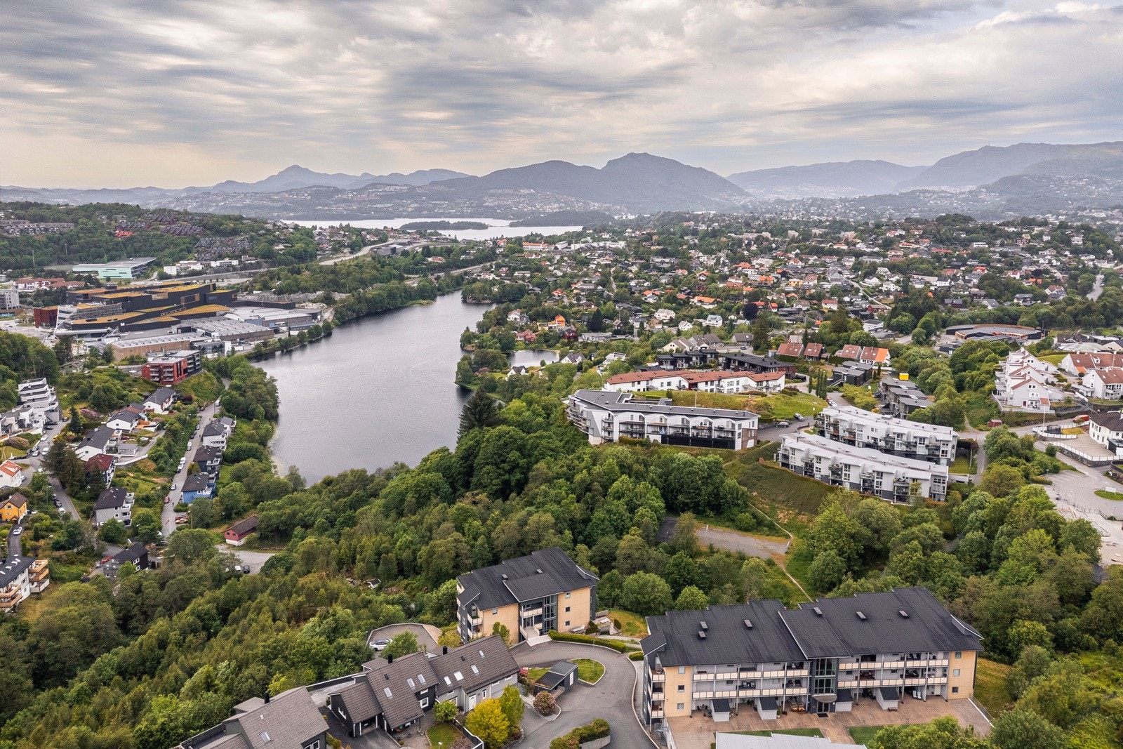 Via gangstien er det kun 900 meter å gå til Lagunen storsenter Galleribilde