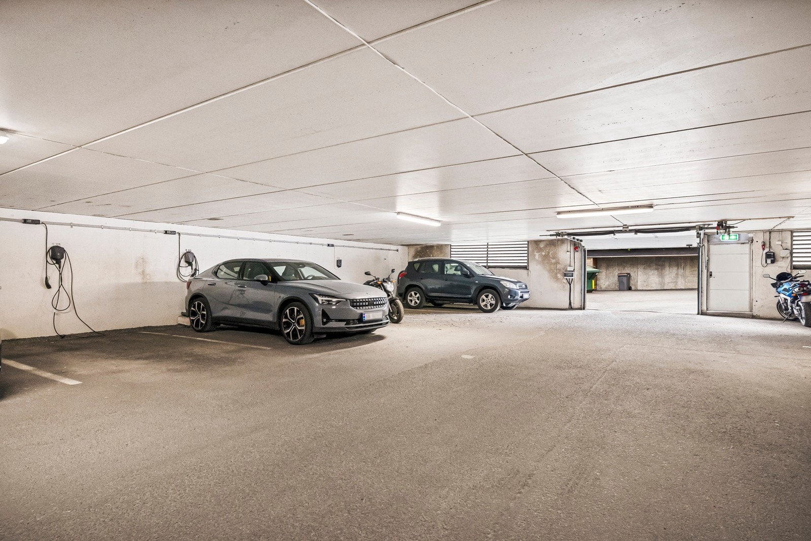 Det er medfølgende garasjeplass med elbillader i felles garasjeanlegg - Det er også gjesteparkering på plassen uten for leiligheten Galleribilde