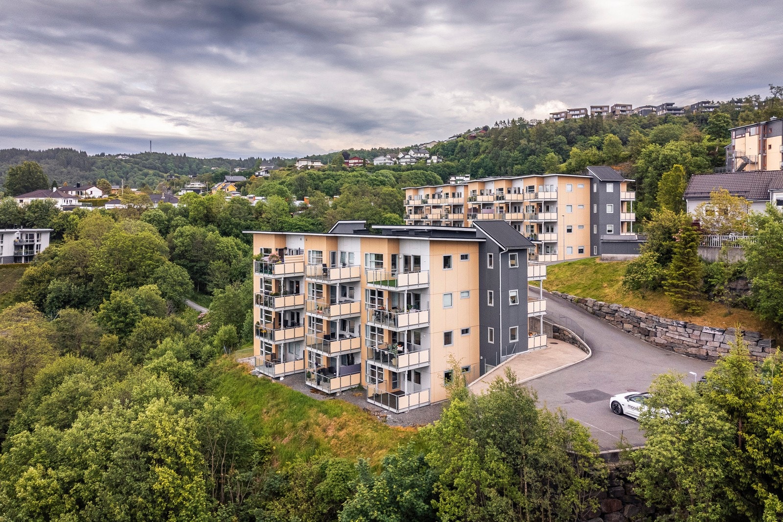 Det er kort vei til både lekeplasser, fotballbaner, skole og barnehage Galleribilde