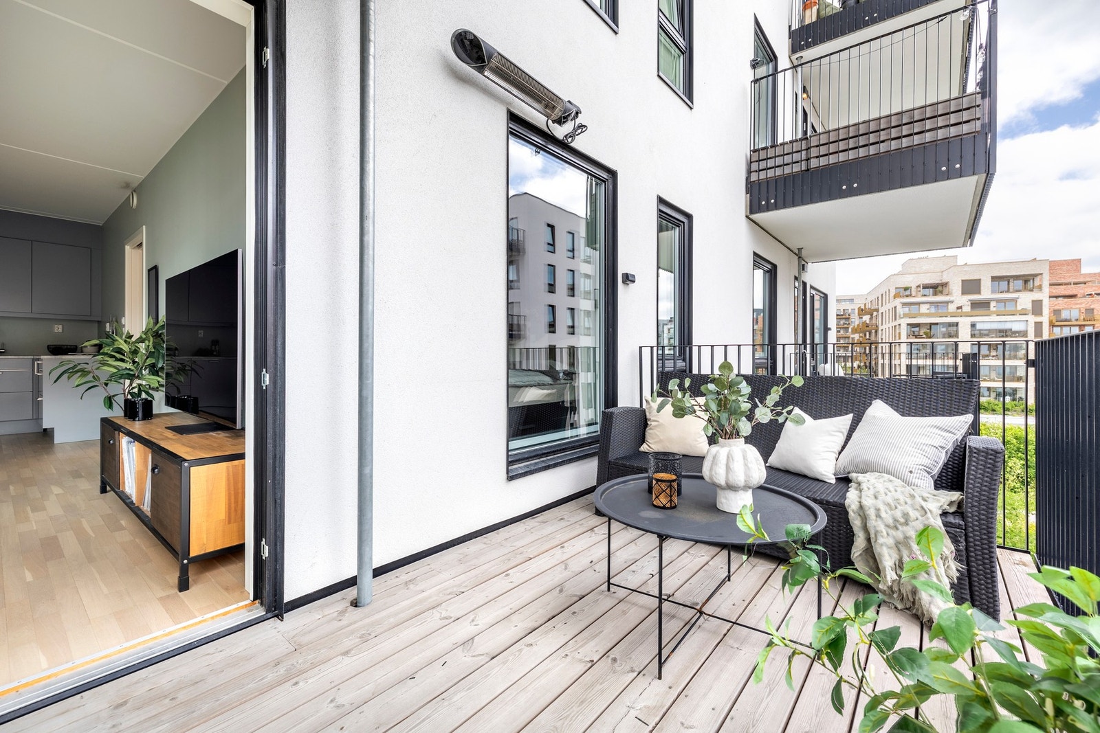 Balkongen har belysning og varmelampe Galleribilde