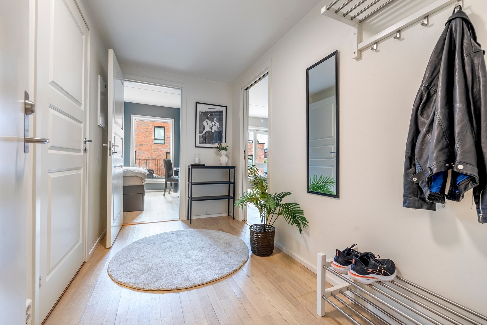 Fra entréen er det adkomst til stue/kjøkken, soverom og bad. Galleribilde