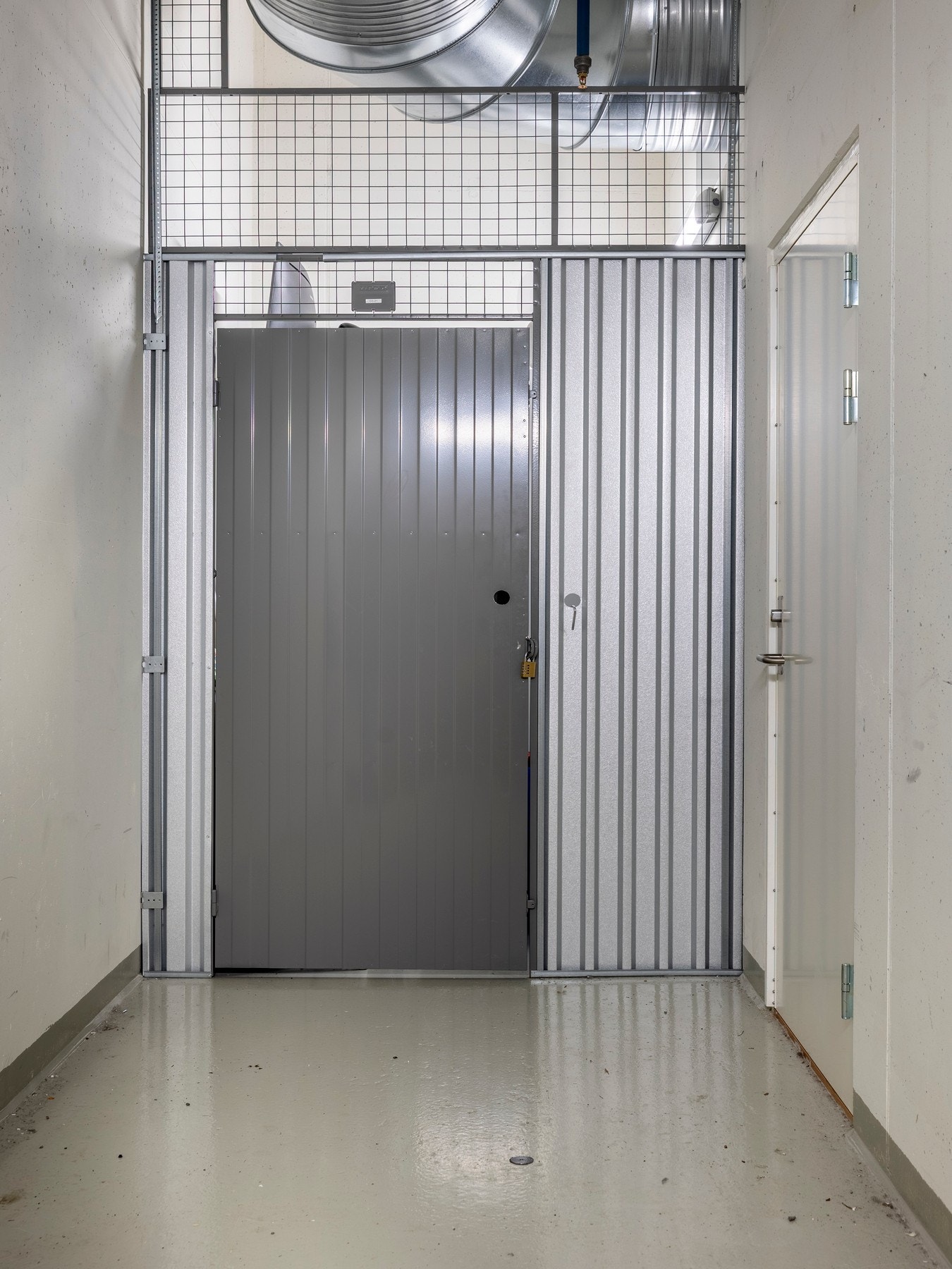 Det medfølger en stor bod på ca. 8 m² i et lukket bodareal. Galleribilde