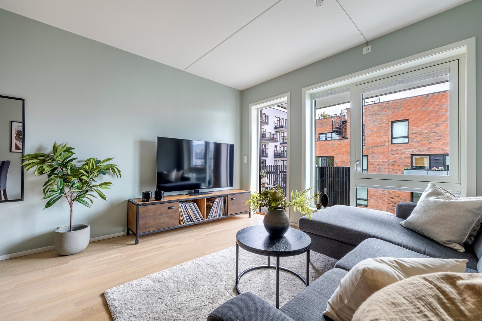 Lys og innbydende stue med store vindusflater som slipper inn rikelig med dagslys. Galleribilde