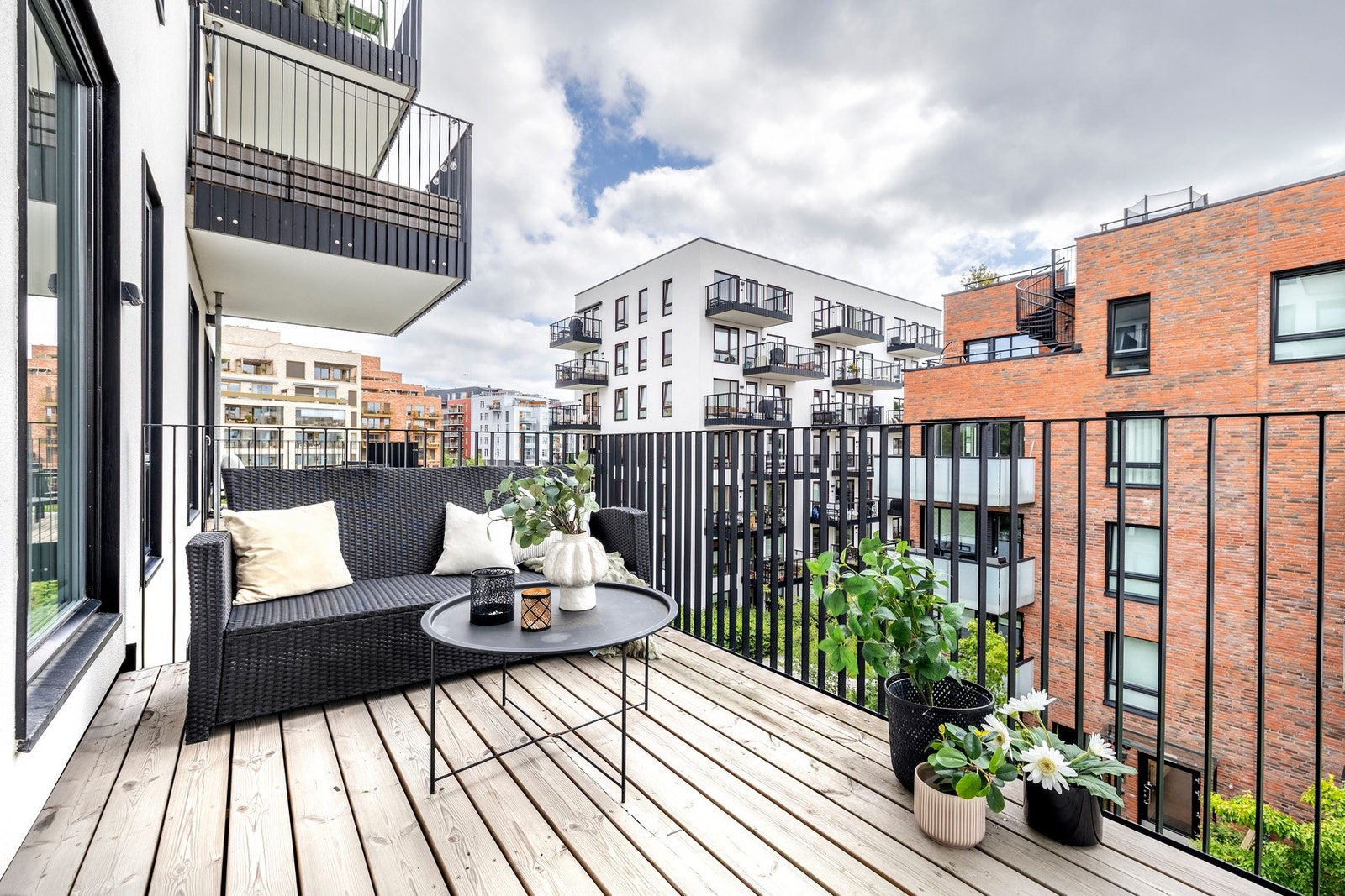 Det er god plass til sittegruppe med spisebord og grill Galleribilde