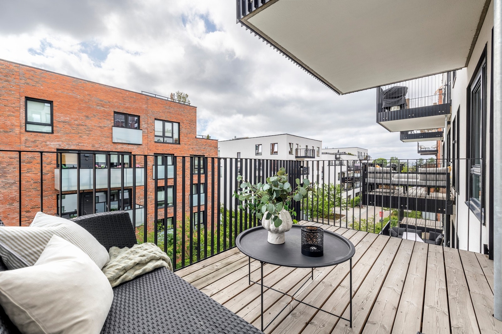 Terrassebord i impregnert treverk. Rekkverk i stål med stående spiler gir et moderne og stilrent uttrykk. Galleribilde