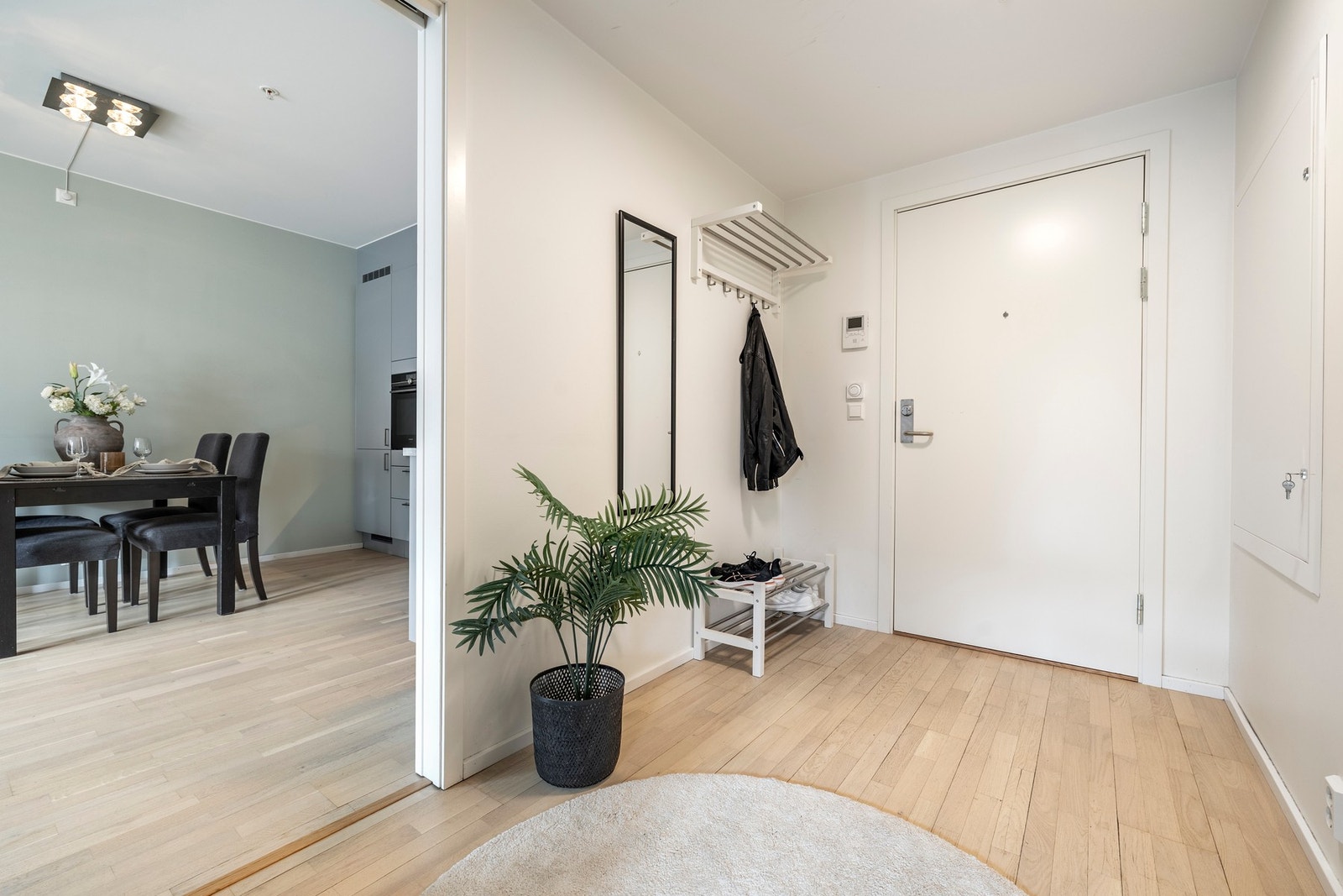 Lys og romslig entré med god plass til oppbevaring av sko og yttertøy. Galleribilde