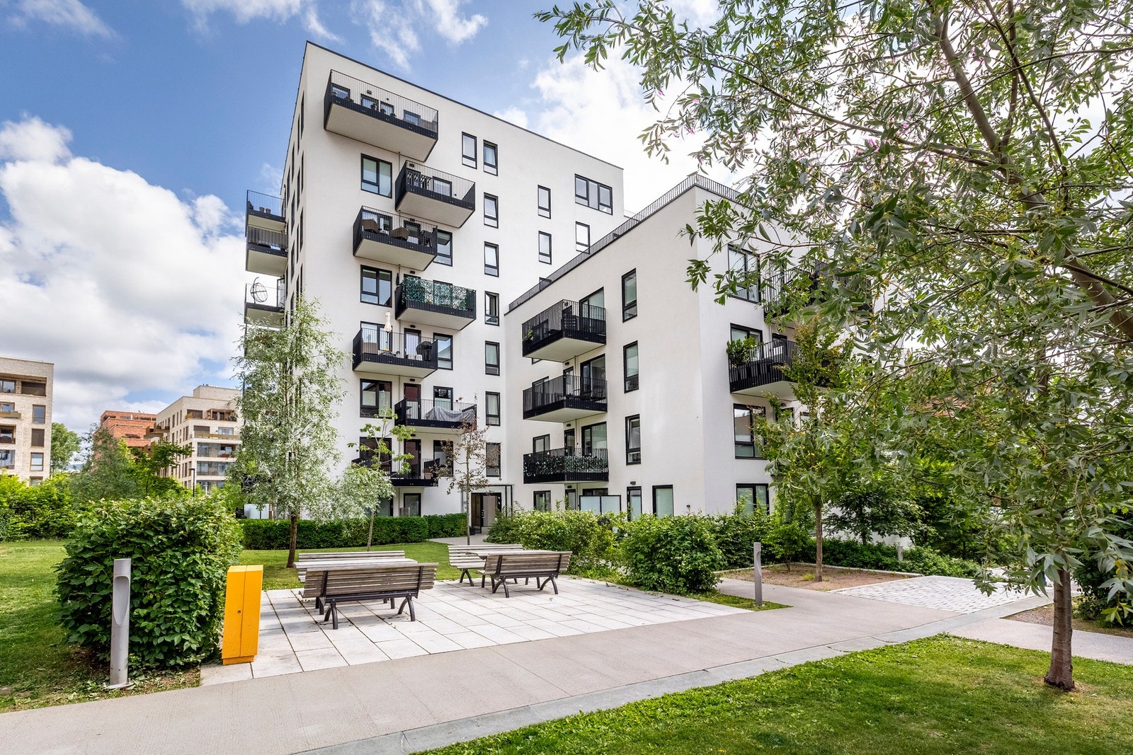 Velkommen til visning i en flott 2-roms leilighet fra 2019 med blant annet vannbåren gulvvarme, balkong, felles takterrasse, IN-ordning, Ingen forkjøp, et lekkert bad/wc og et pent kjøkken fra Sigdal. Galleribilde