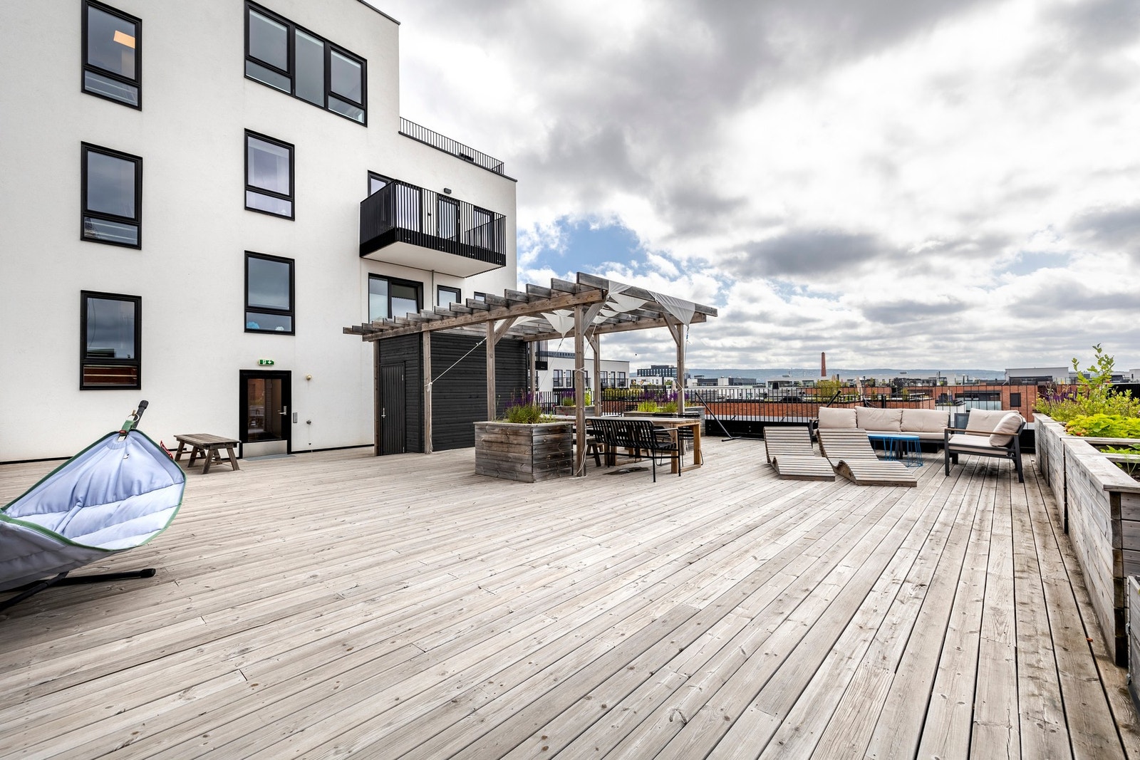 Beboerne har tilgang til en solrik felles takterrasse med fantastisk utsikt og gode solforhold. Galleribilde