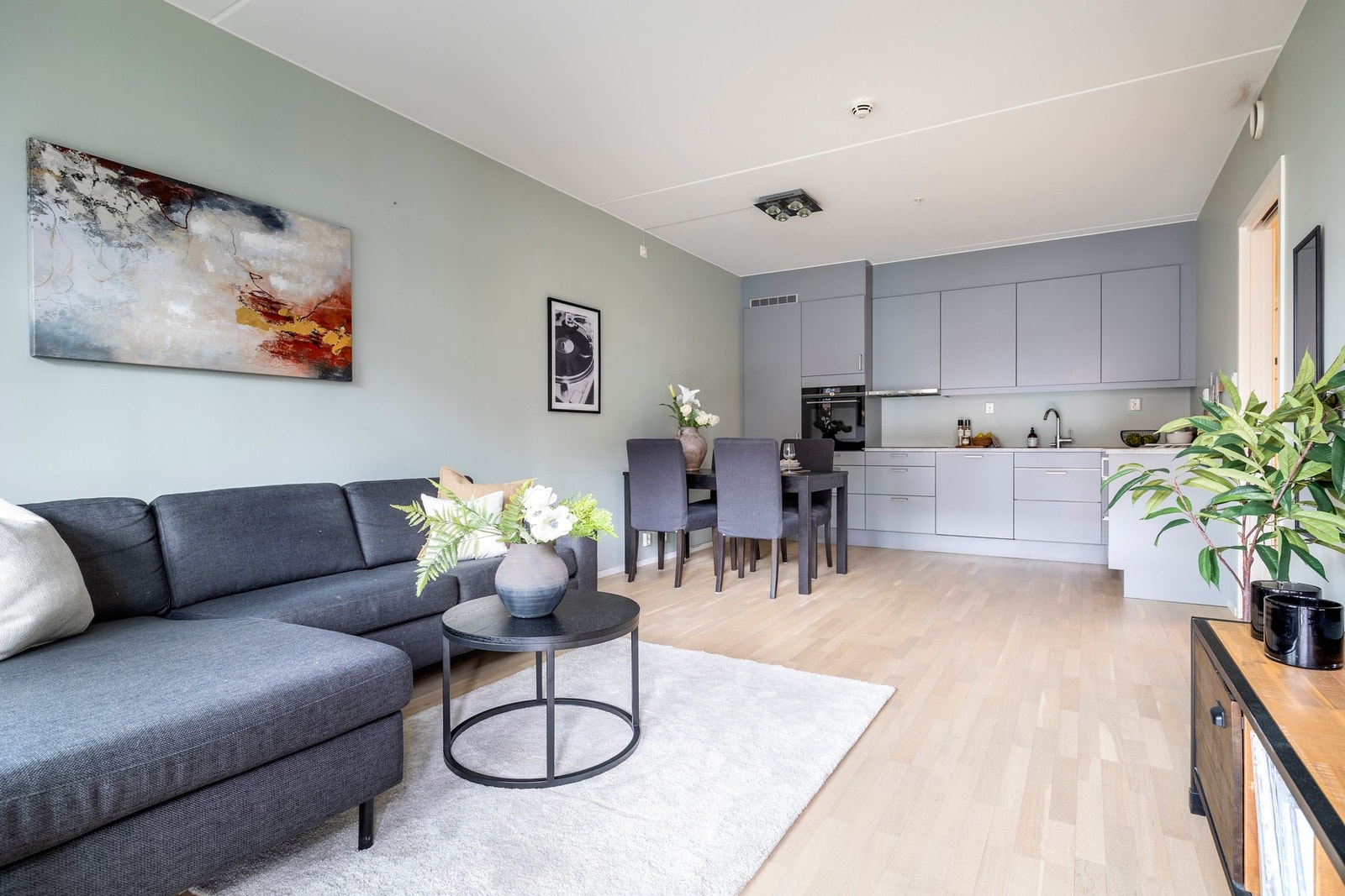 Leiligheten har en gjennomgående takhøyde på ca. 2,6 m (unntatt bad og entré), som bidrar til en luftig og åpen atmosfære. Galleribilde
