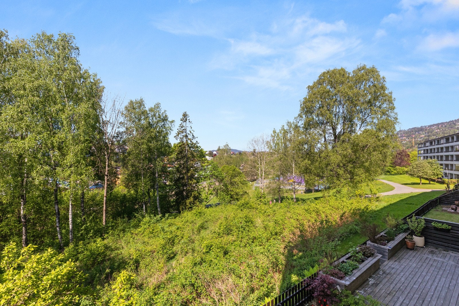 Leiligheten har en attraktiv intern beliggenhet i "Gullrekka" i borettslaget, vendt ut mot rolige og skjermede omgivelser. Galleribilde