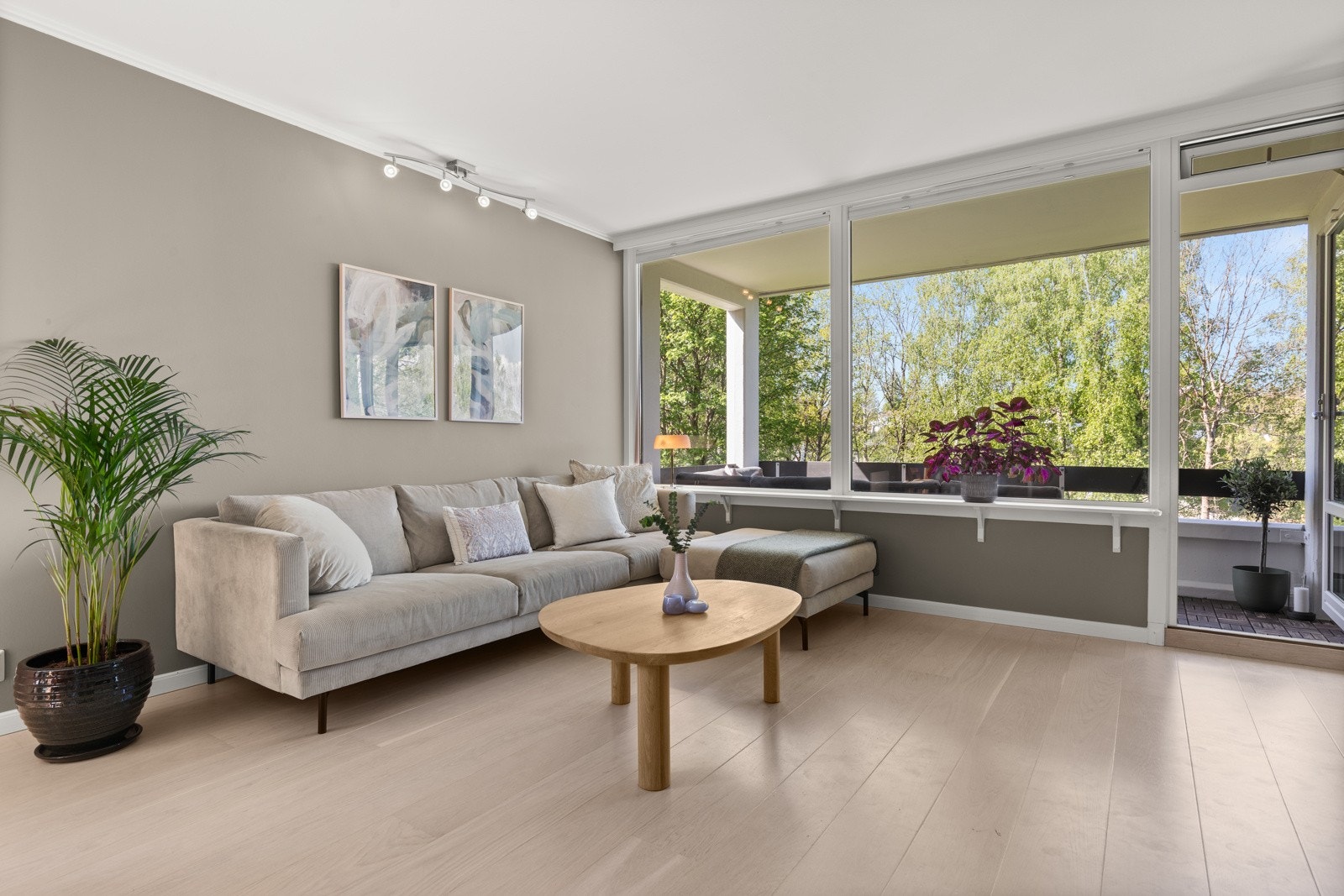 Flott 1-stavs eikeparkett er gjennomgående i leiligheten og gir en helhetlig og moderne finish. Galleribilde