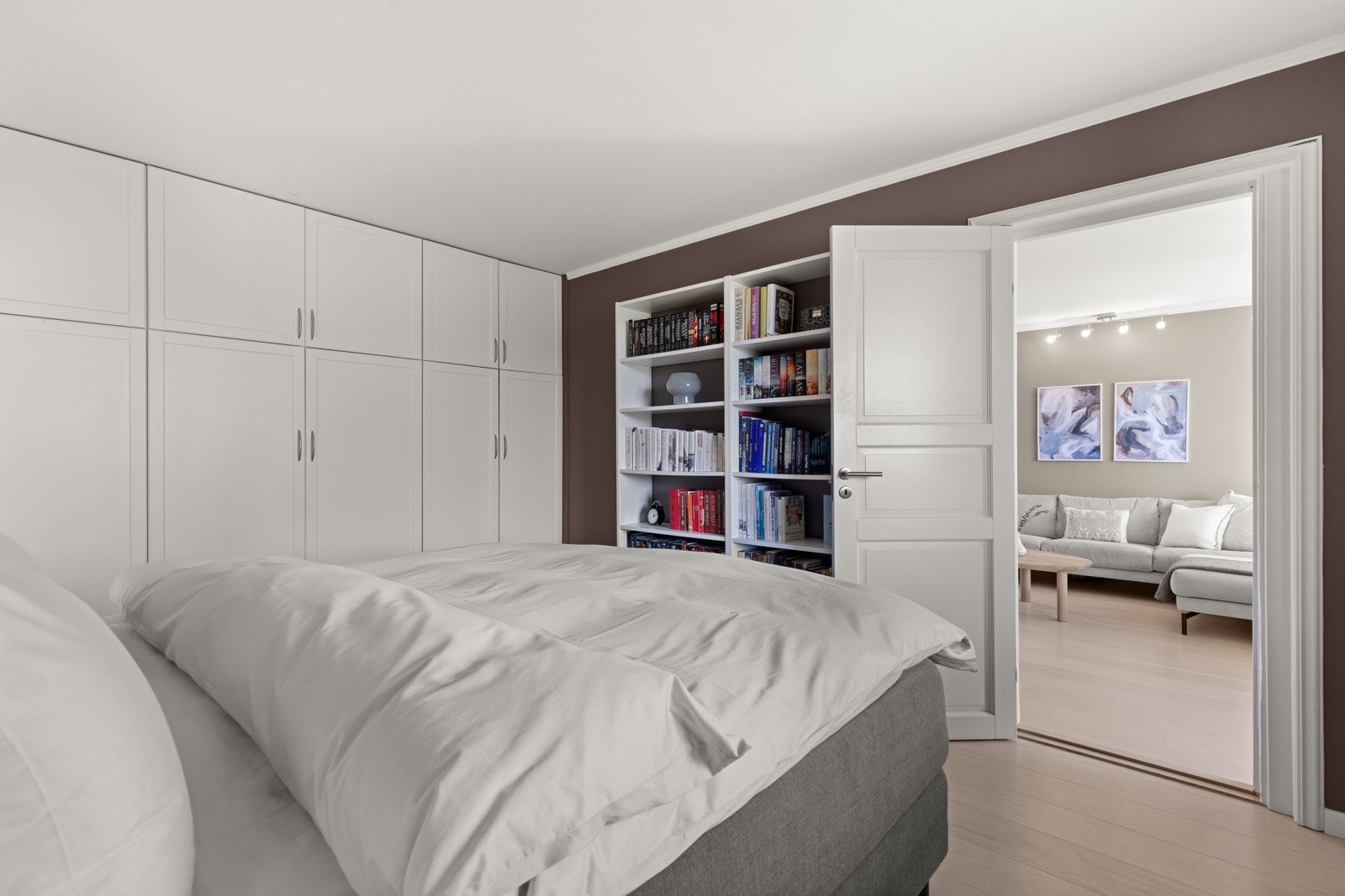 Hovedsoverommet har god plass til dobbeltseng og er innredet med plassbygd garderobe langs den ene langveggen. Galleribilde