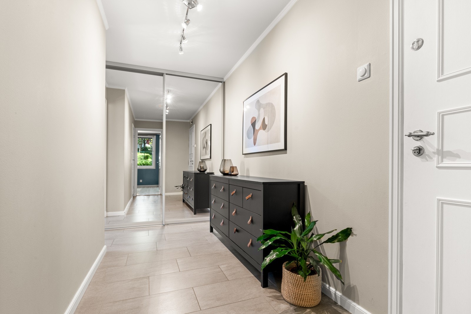 Her er det god plass til oppbevaring av sko og yttertøy i plassbygd skyvedørsgarderobe. Galleribilde