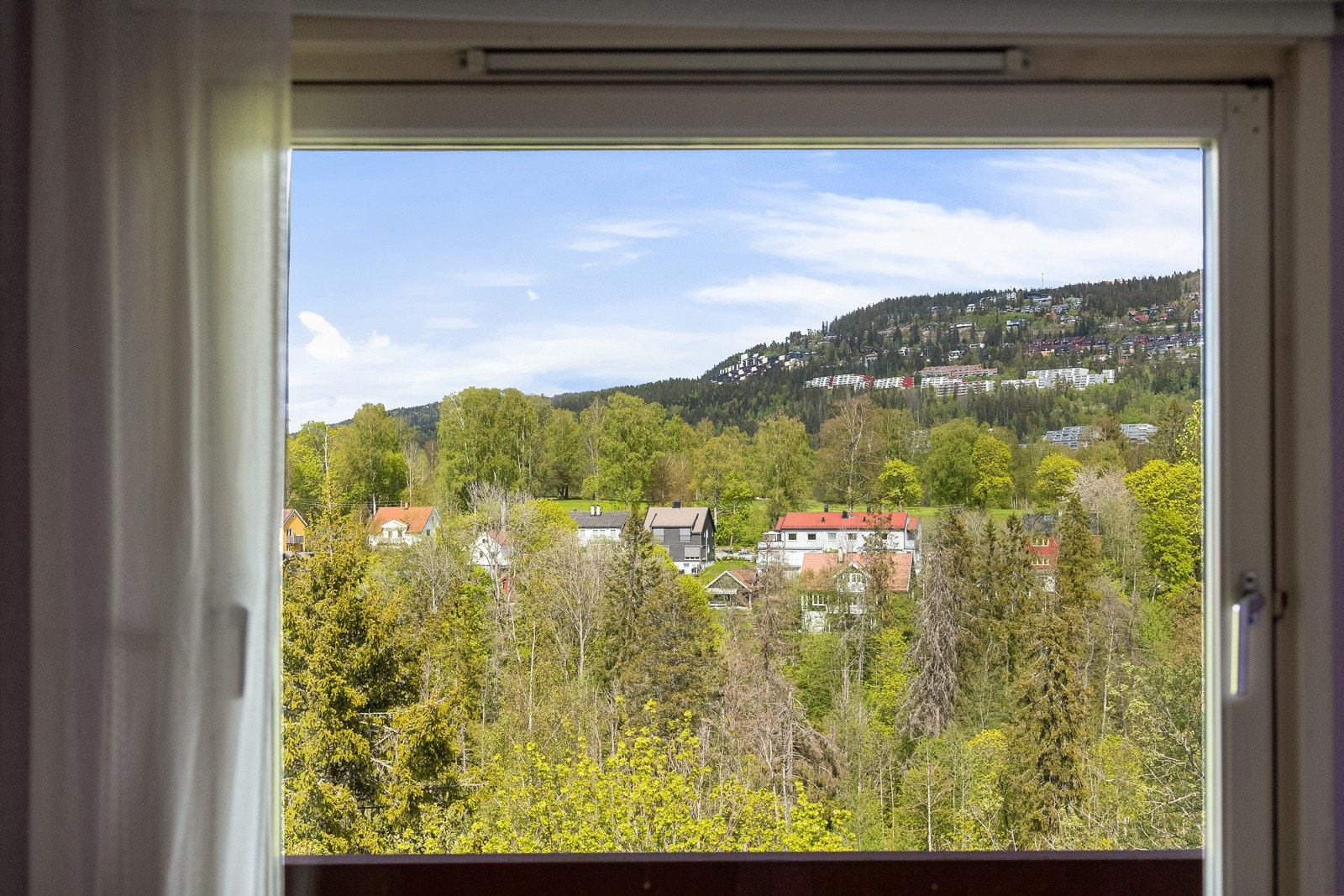 Med plassering i toppetasjen er utsikten vidstrakt i begge retninger. Galleribilde