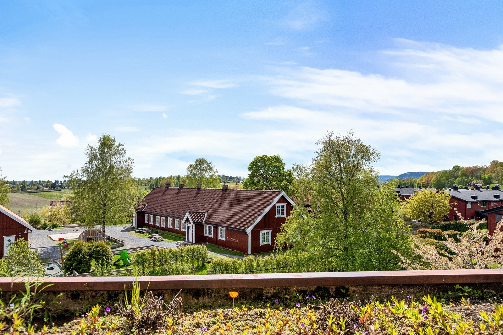 Den ene terrassen ligger solrikt vendt mot sydvest og har et areal på ca. 11,8 kvm. Galleribilde