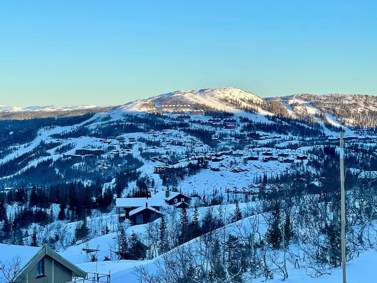 Utsikt nord-østover mot slalåmbakken Galleribilde