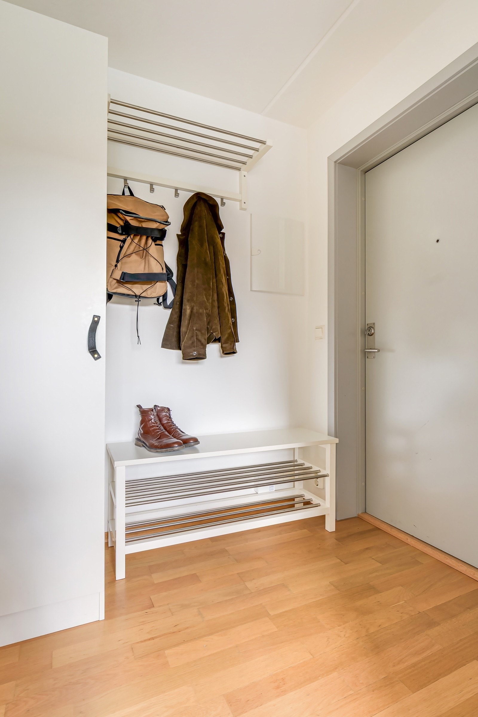 God plass til å sette fra deg sko og henge fra deg yttertøy i garderobeskap i tillegg til praktiske knagger. Galleribilde