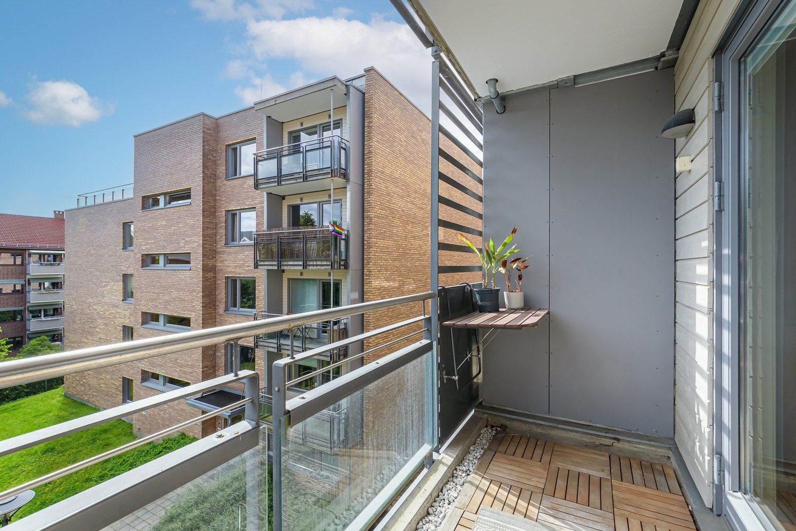 Balkongen og hele leiligheten vender inn mot frodige og rolige fellesarealer. Her kan du virkelig nyte lange og varme sommerdager. Galleribilde