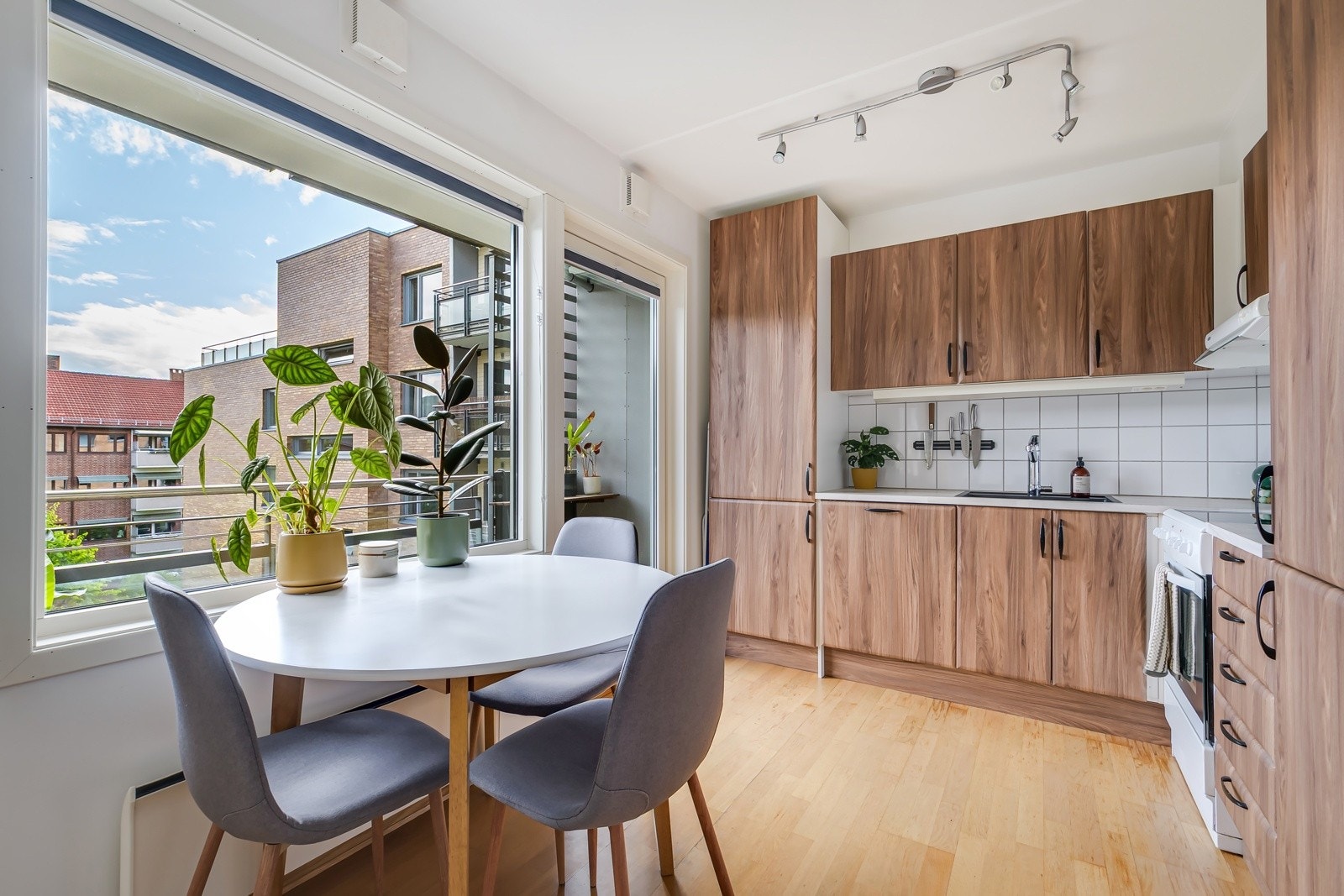 Kjøkkenet ligger i en fin åpen løsning med stuen, egen sone samtidig åpent og sosialt. Galleribilde