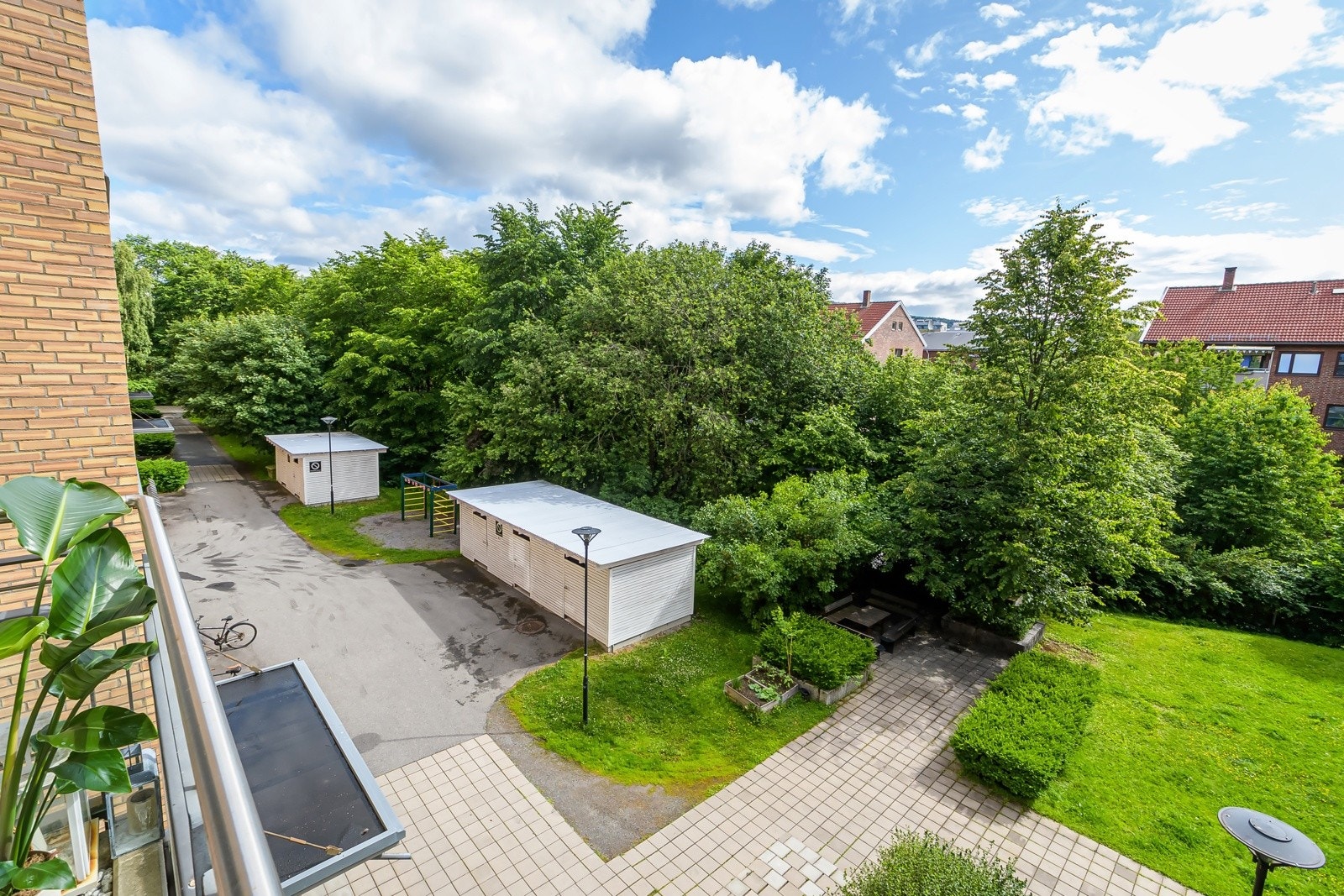 Med sin østvendte beliggenhet får du sol allerede fra tidlig morgen og den gode størrelsen gir plass til sittegruppe etter eget ønske og behov. Galleribilde