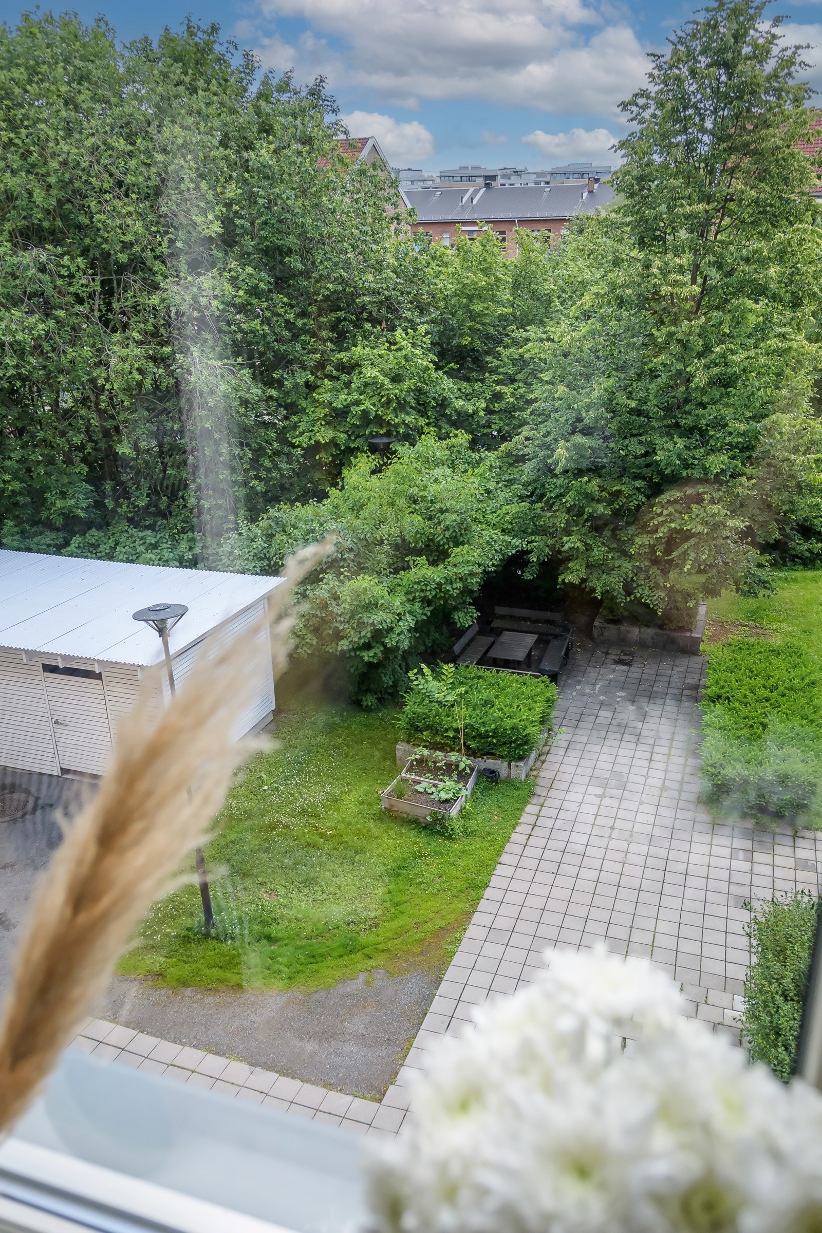 Vindu i sovealkoven vender ut mot stille fellesarealer uten forstyrrende biltrafikk. Galleribilde