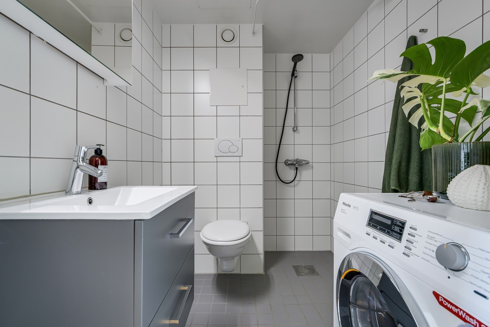 Leiligheten har et pent og moderne flislagt baderom fra byggeåret 2005. Galleribilde