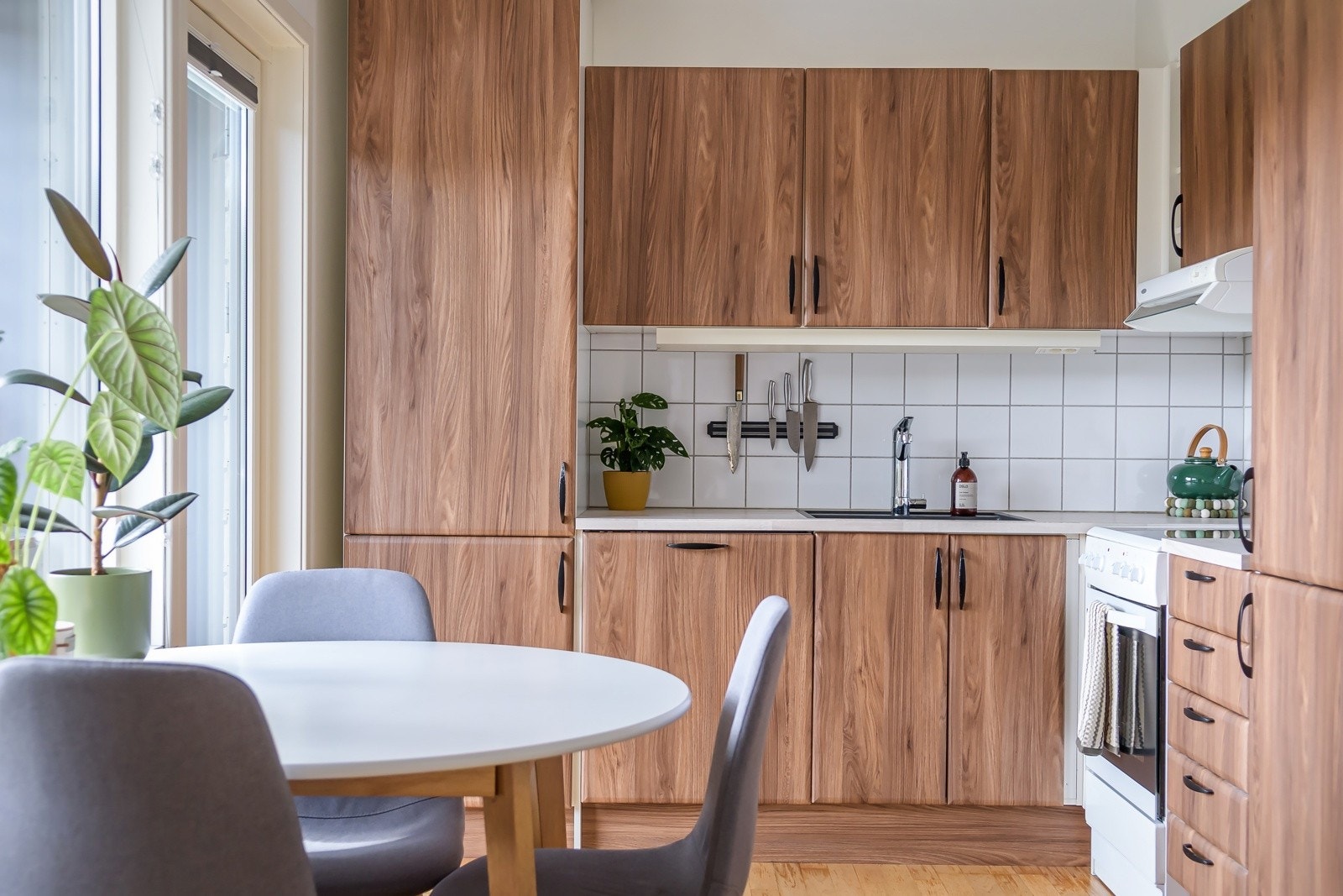 Medfølgende hvitevarer så som integrert oppvaskmaskin og kjøleskap med frysedel samt frittstående komfyr. I tillegg er kjøkkenet utstyrt med komfyrvakt og automatisk lekkasjestopper. Galleribilde