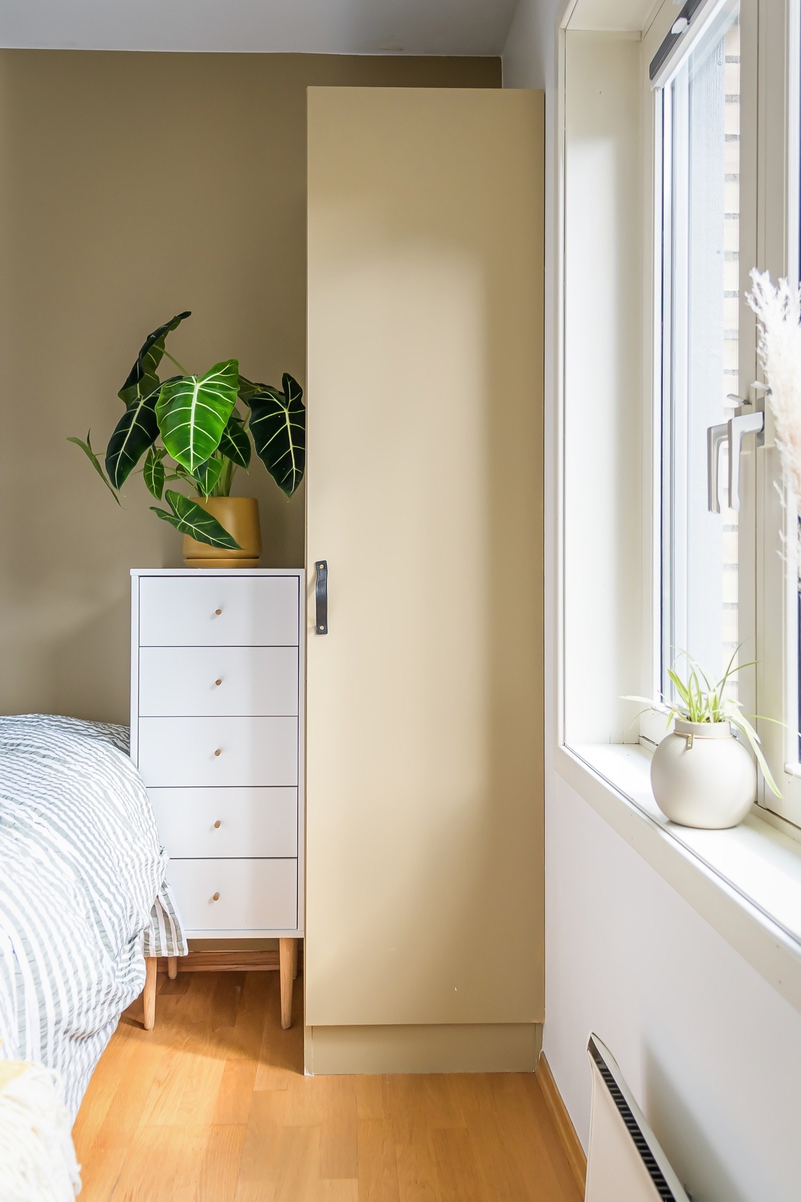 Praktisk garderobeskap som medfølger i handelen i tillegg er det plass til ytterligere lagring i feks kommode. I tillegg disponerer leiligheten, som tidligere nevnt, en tørr og fin kjellerbod på ca. 4m². Galleribilde