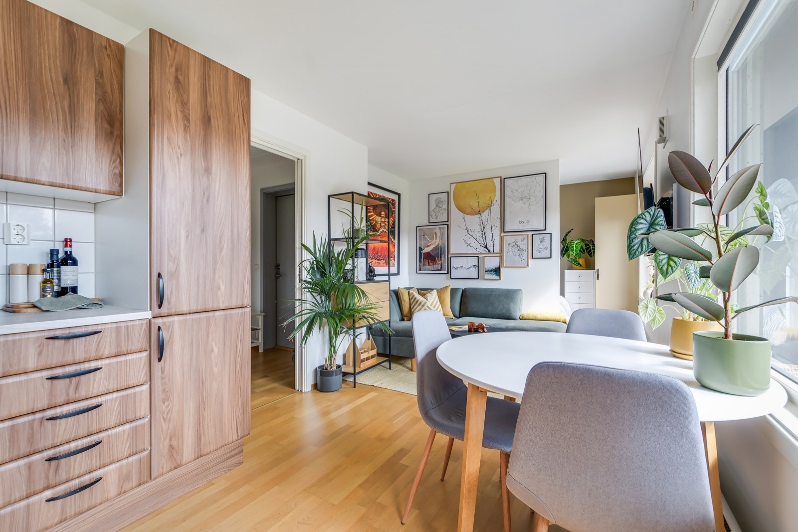 God plass til både sofa med salongbord, mediemøblement og et lite spisebord. Fibernett er inkludert i de månedlige felleskostnadene. Galleribilde