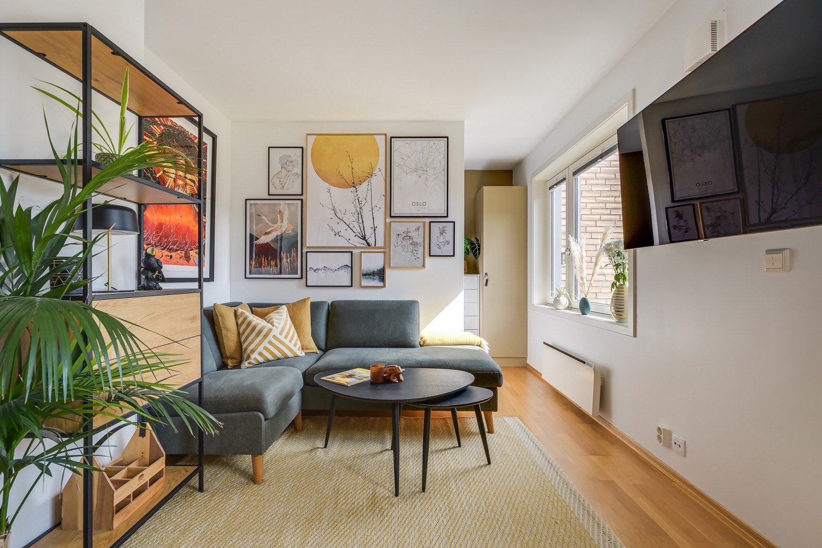 I kroken er det god plass til sofa med salongbord og det du ellers måtte ønske deg av møbler. Sofaen passer så pass godt inn i denne leiligheten at den kan overtas av ny eier dersom det skulle være ønskelig. Galleribilde