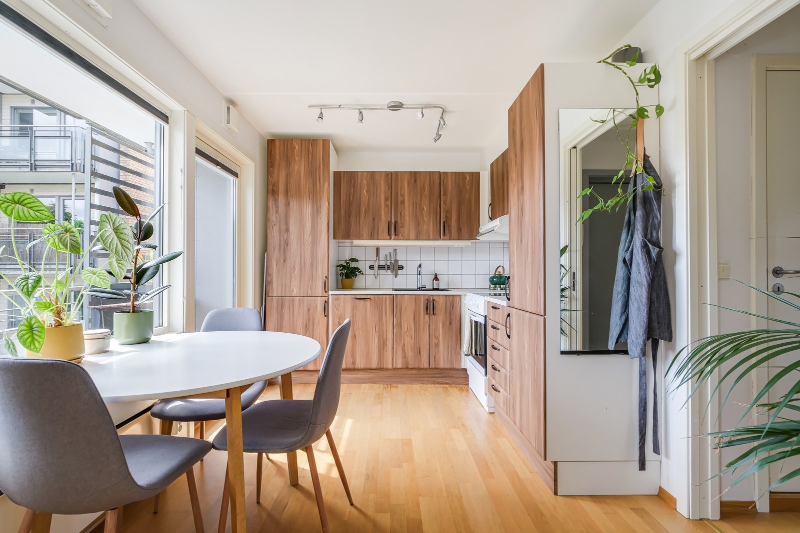 Spisestuen finner sin naturlige plass mellom stuen og kjøkkenet. Ved den store vindusflaten har du god plass til et spisebord der du kan invitere til både hverdagens måltider og hyggelige sammenkomster. Galleribilde