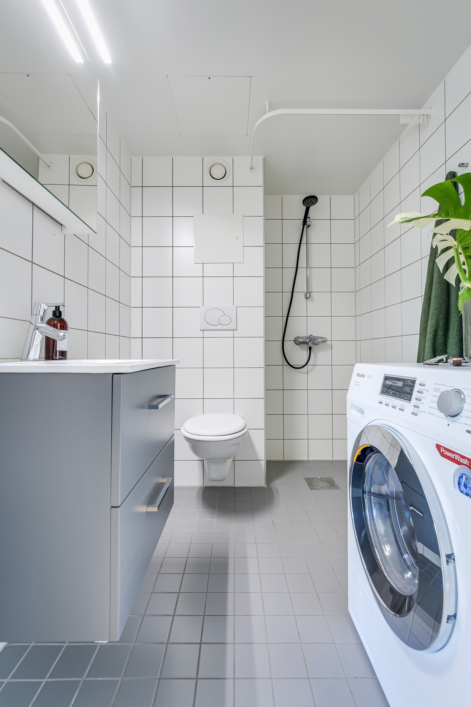 I hjørnet er det plass og opplegg for vaskemaskin og tørketrommel over. Kombimaskinen (vask og tørk) kan medfølge dersom det er ønskelig. Galleribilde