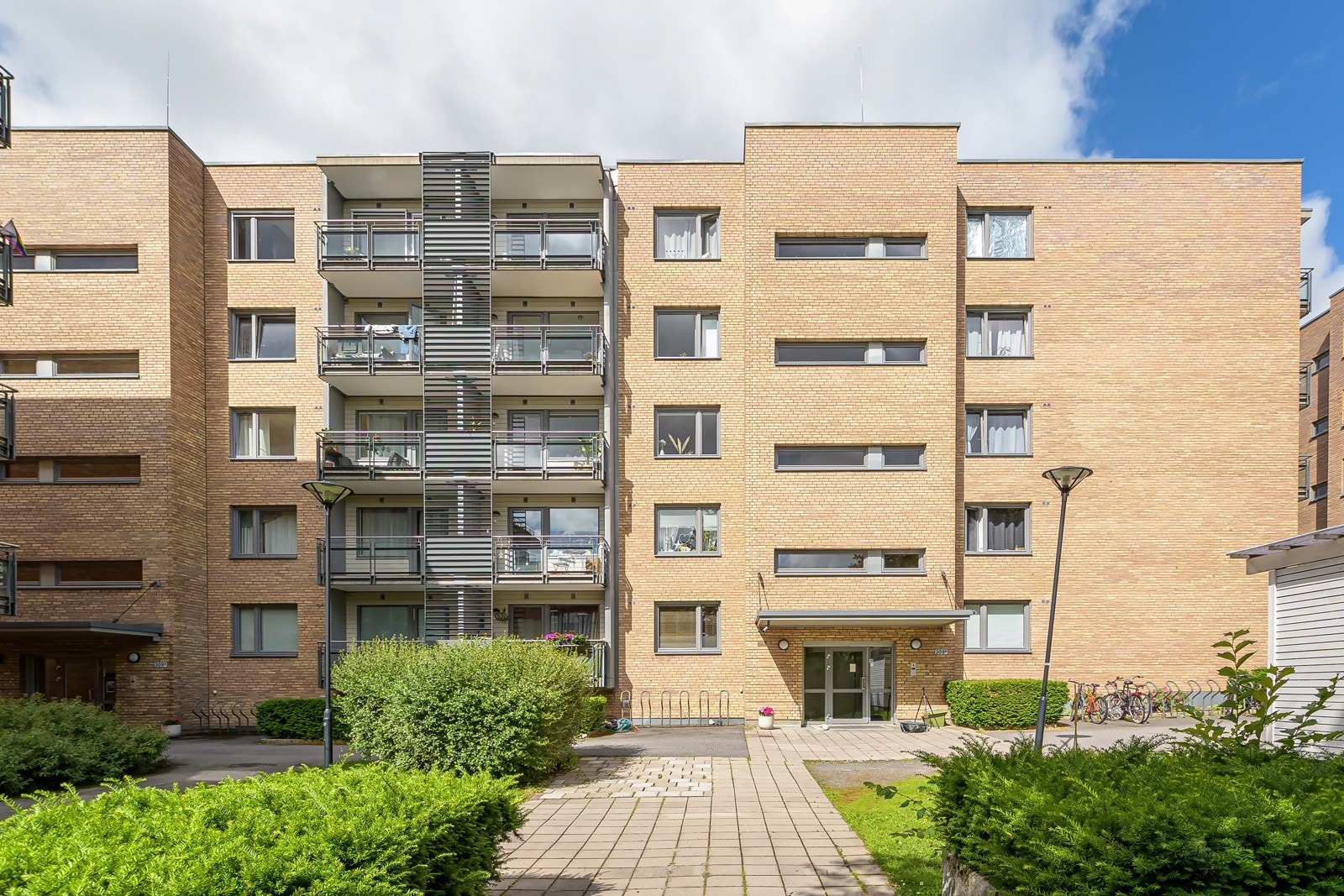 Beliggenheten er helt topp: Flere matbutikker i umiddelbar nærhet. Kort vei til Storo storsenter med alt av butikker, kaféer, treningssentre mm. BI i Nydalen er kun 7 min unna. Bra kollektiv med 37 og 54 bussen som raskt tar deg til andre deler av byen. Galleribilde