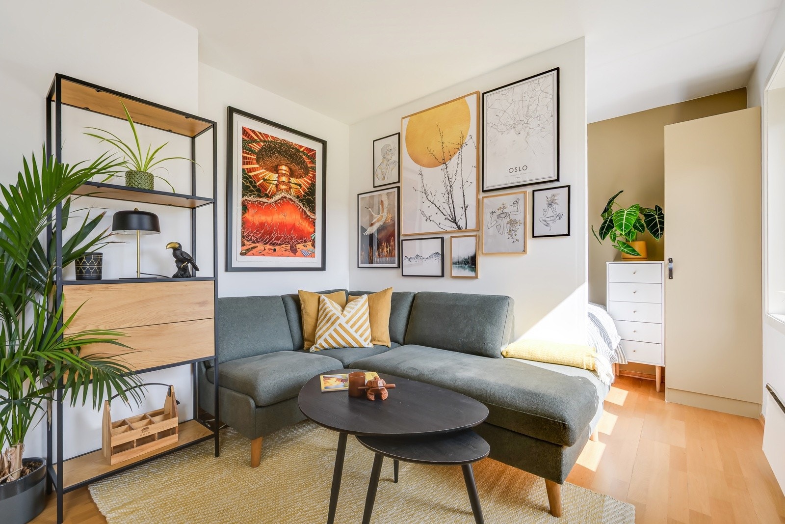 Nåværende eier har satt opp en lettvegg. Veldig smart og arealeffektivt, veggen deler stuen i to deler og gir deg følelsen av et eget soverom. Galleribilde