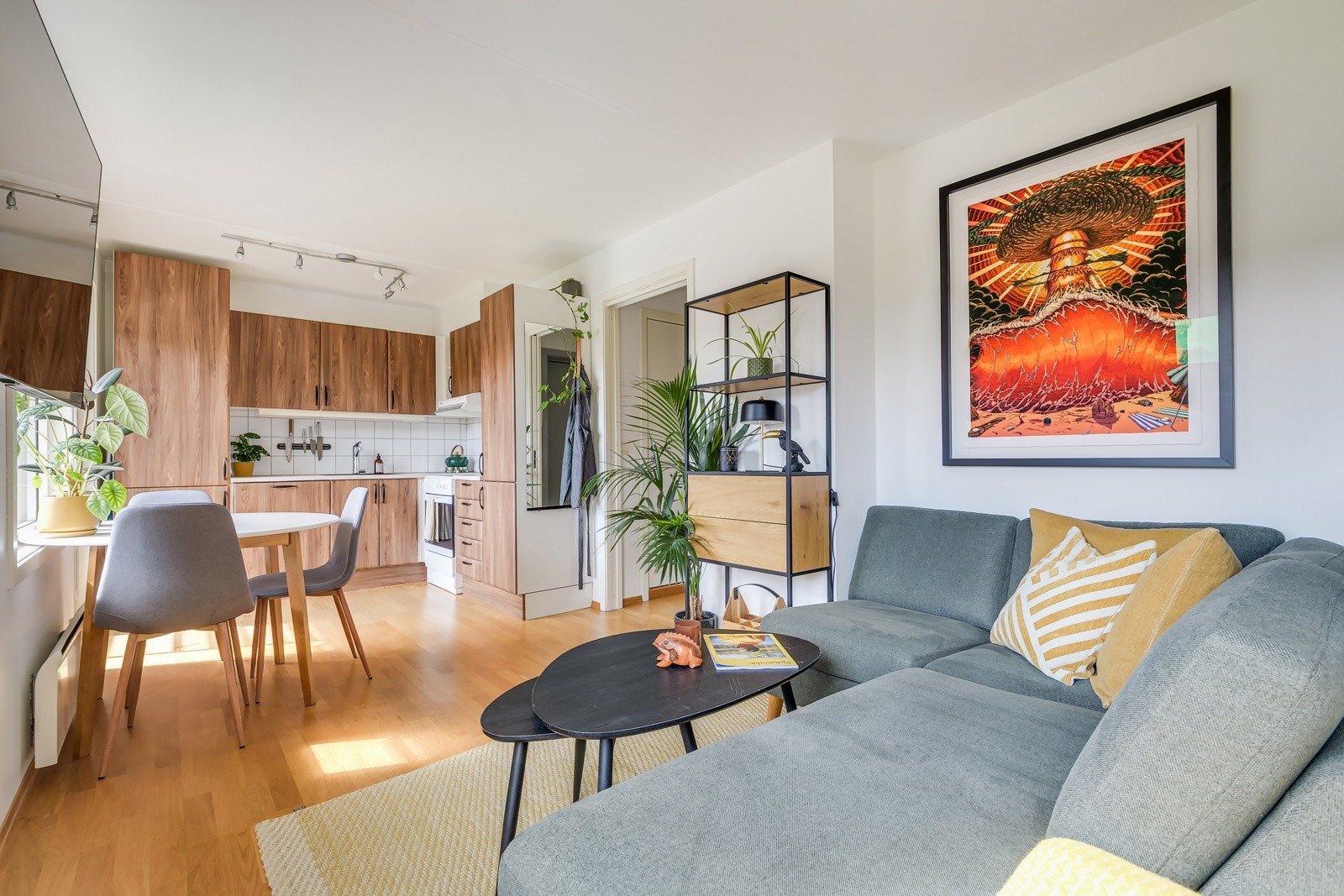 Her får du et hjem som kjennes større enn kvadratmeterne skulle tilsi. Planløsningen er smart og åpen, og lyset flyter fritt gjennom de store vindusflatene. Galleribilde