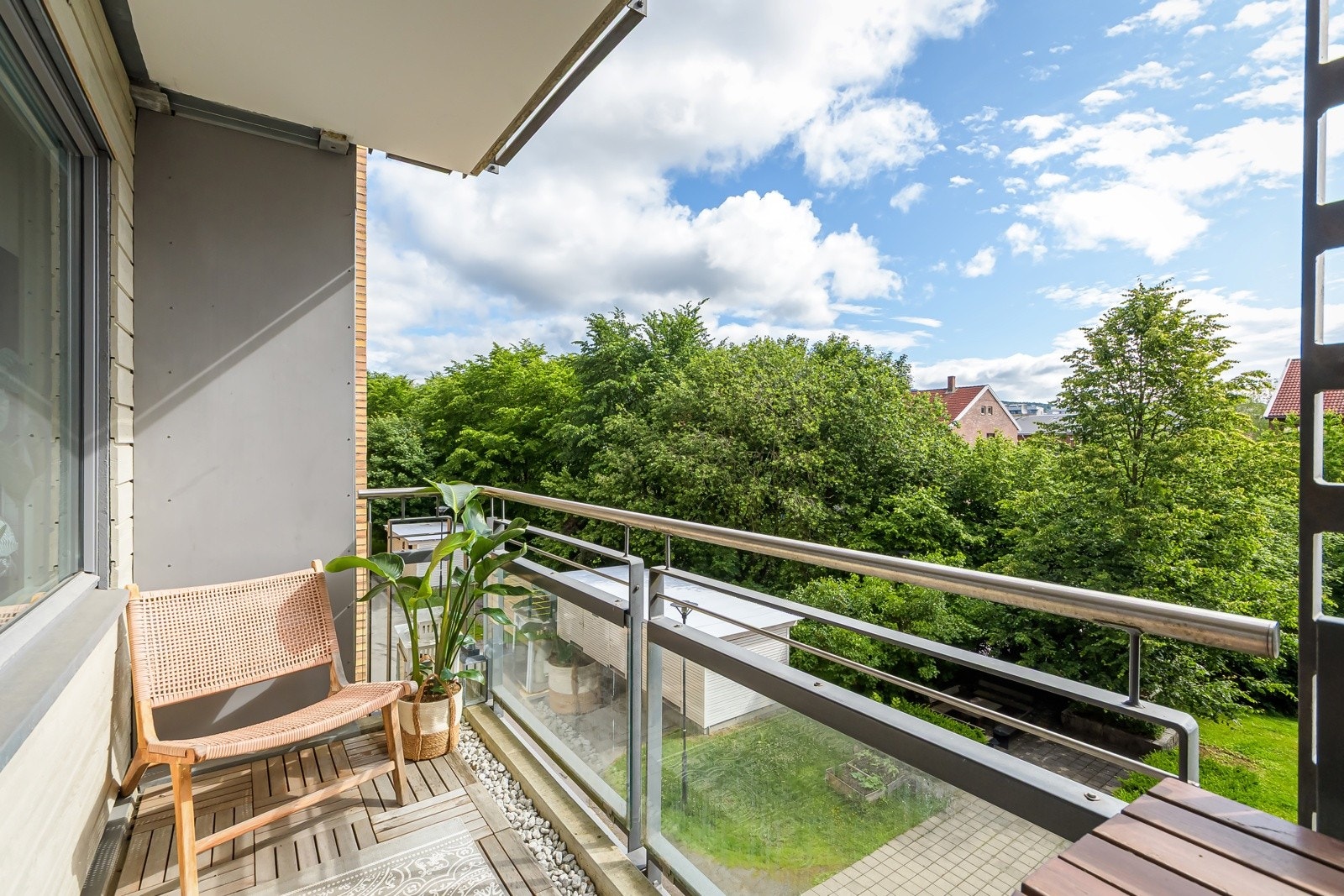 Fra stuen har du utgang til en flott og østvendt balkong på ca. 4m². Balkongen er overbygget, har tredekke på gulv og rekkverk av metall/glass. Galleribilde