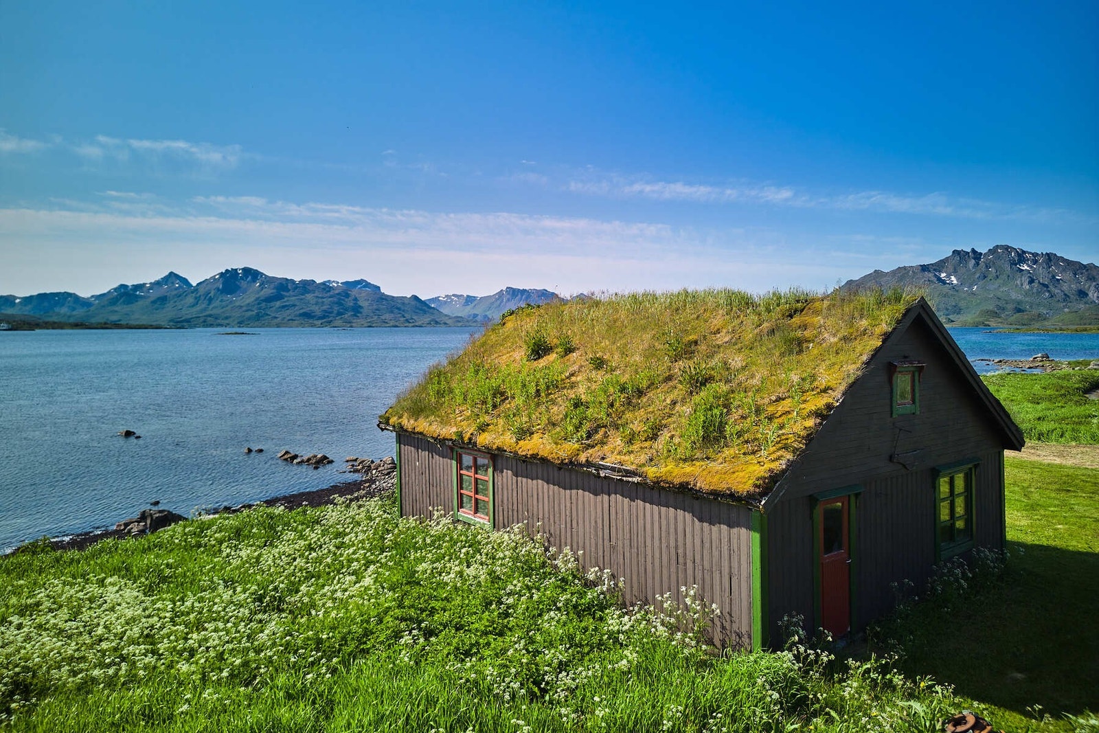 Eiendommen har tinglyst bruksrett på naust, som deles av flere. Galleribilde