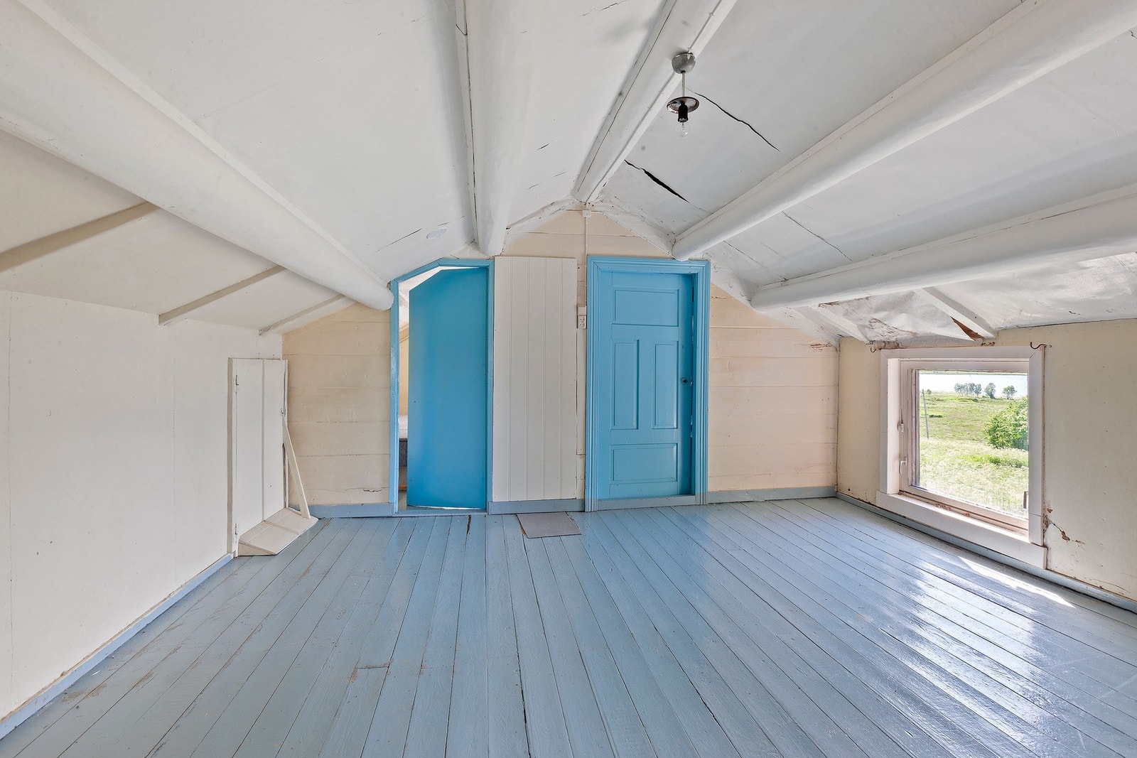 Rom på loft har vært benyttet som soverom (Ikke omsøkt og godkjent til varig opphold) Galleribilde