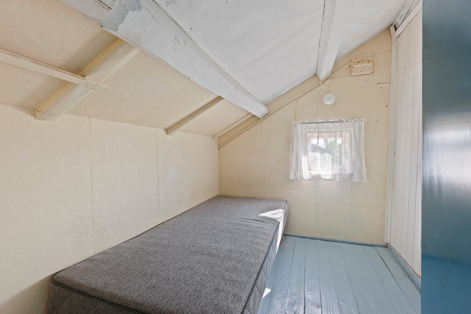 Rom på loft har vært benyttet som soverom (Ikke omsøkt og godkjent til varig opphold) Galleribilde