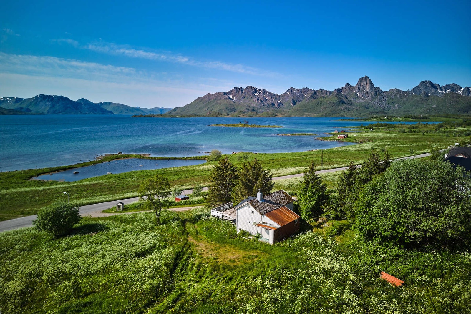 Eiendommen er beliggende i landlige omgivelser på Frøskeland like ved offentlig vei. Nært skole og barnehage på Holmstad. Galleribilde