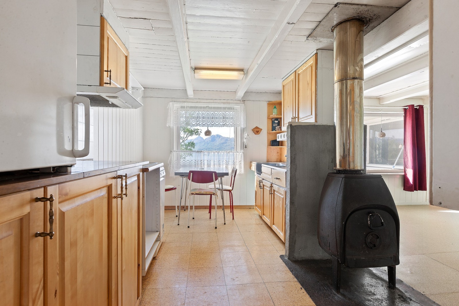 Kjøkkenet har innredning med profilerte fronter. Galleribilde