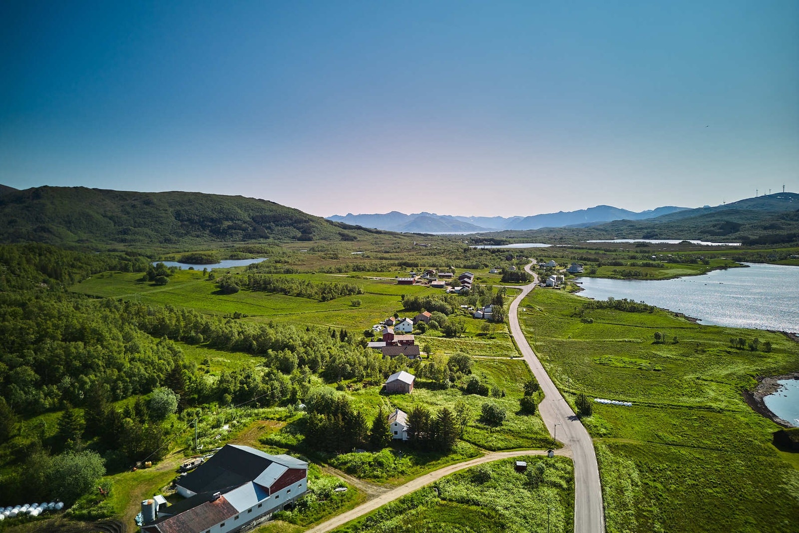 Ca. 16 km til Sortland by som er regionsenter i Vesterålen, har godt utbygd service- og forretningstilbud, variert skoletilbud, samt gode kommunikasjoner med båt, buss og fly. Galleribilde