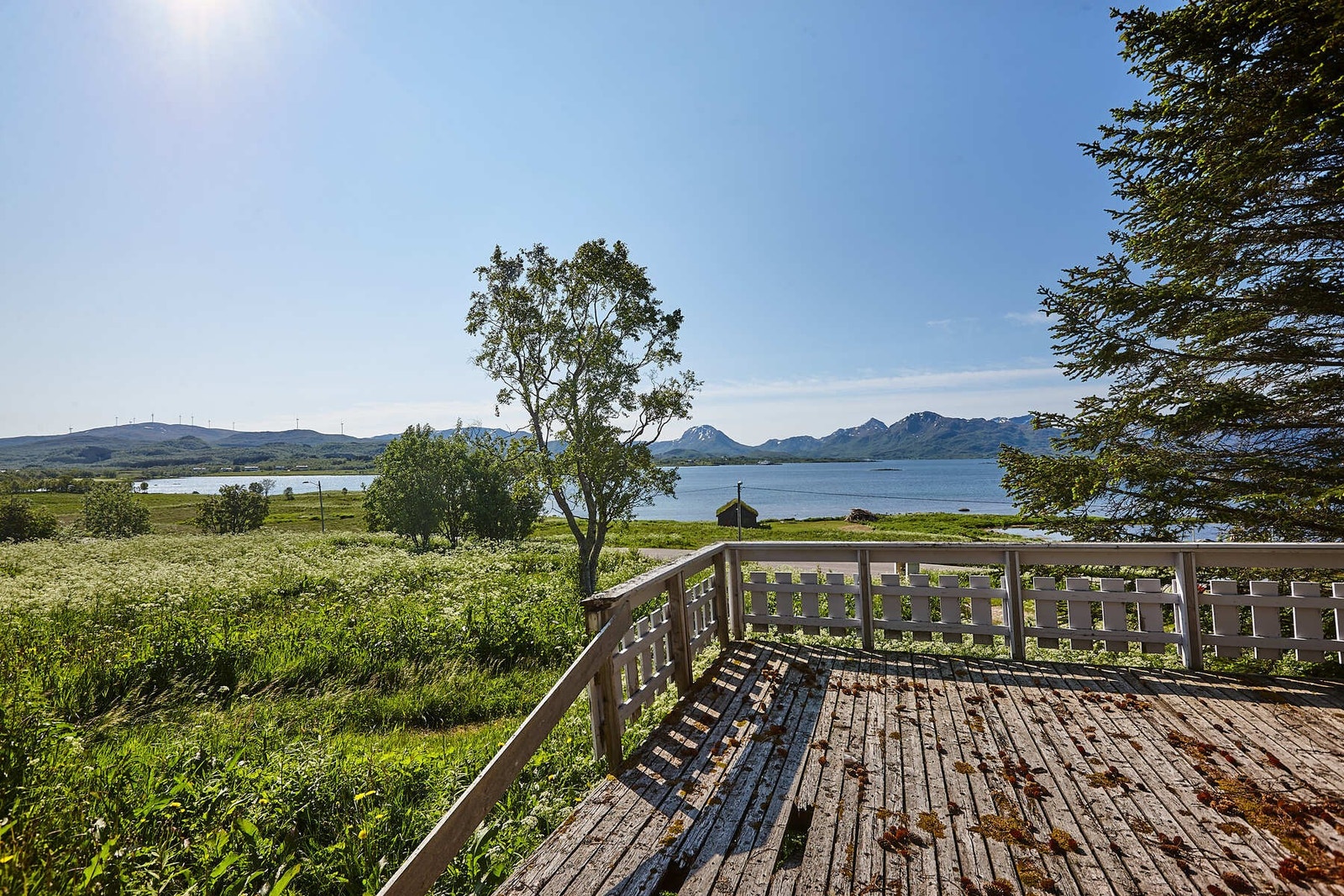 Eiendommen byr på en fin og fri utsikt mot fjord og fjell. Galleribilde