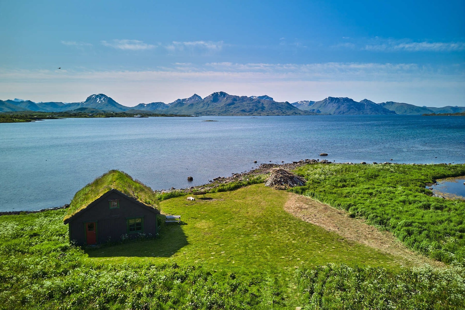 Naustet er bare et steinkast fra eiendommen, her kan du sette ut båt eller fiske fra land med sjøen som nærmeste nabo. Galleribilde