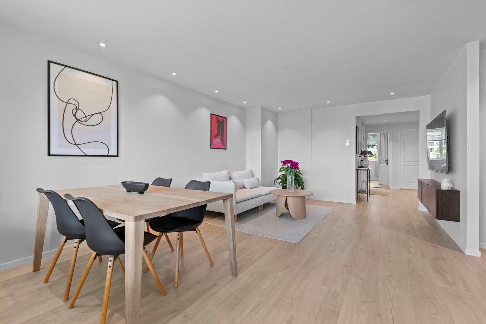 Det er god plass til sofagruppe, tv-seksjon og spisebord (mulighet å montere peis på pipeløp ifølge selger) Galleribilde